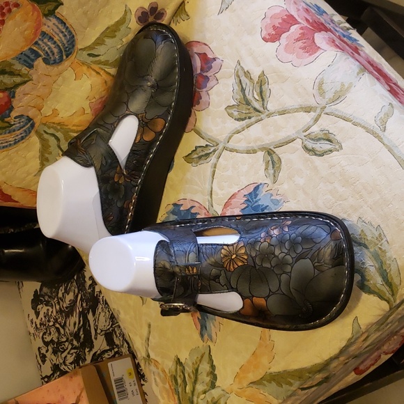 Alegria by PG Lite, Mary Jane Clogs, Size 37. - Picture 3 of 7